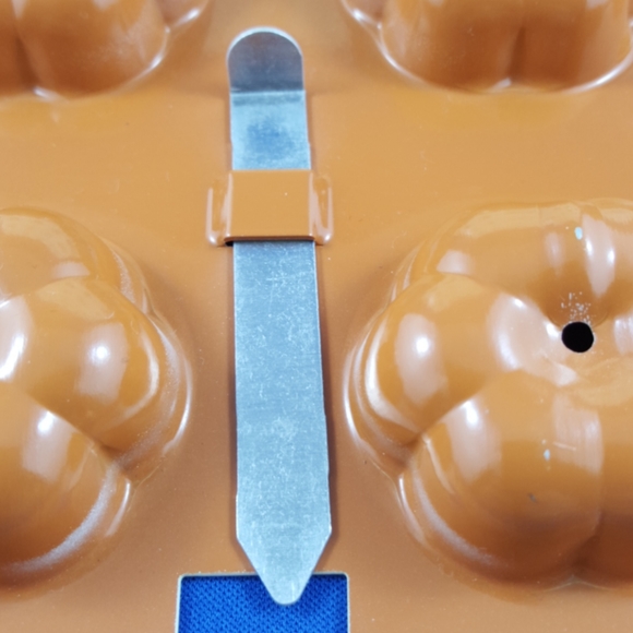 Nordic Ware Floral Cake Pops Pan (2-pce locking) - Picture 8 of 11